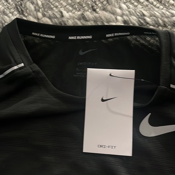 NWT Nike Dri-Fit Long sleeved top - Picture 3 of 3